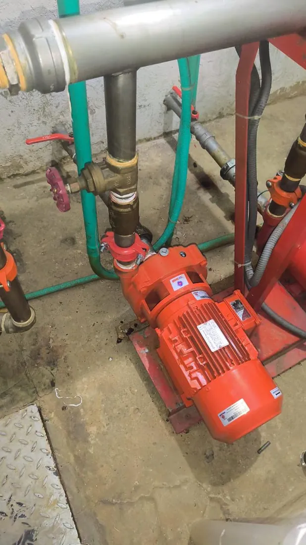 Electrobomba instalada con tubería y acoples ranurados en un cuarto de bombas en Bogotá