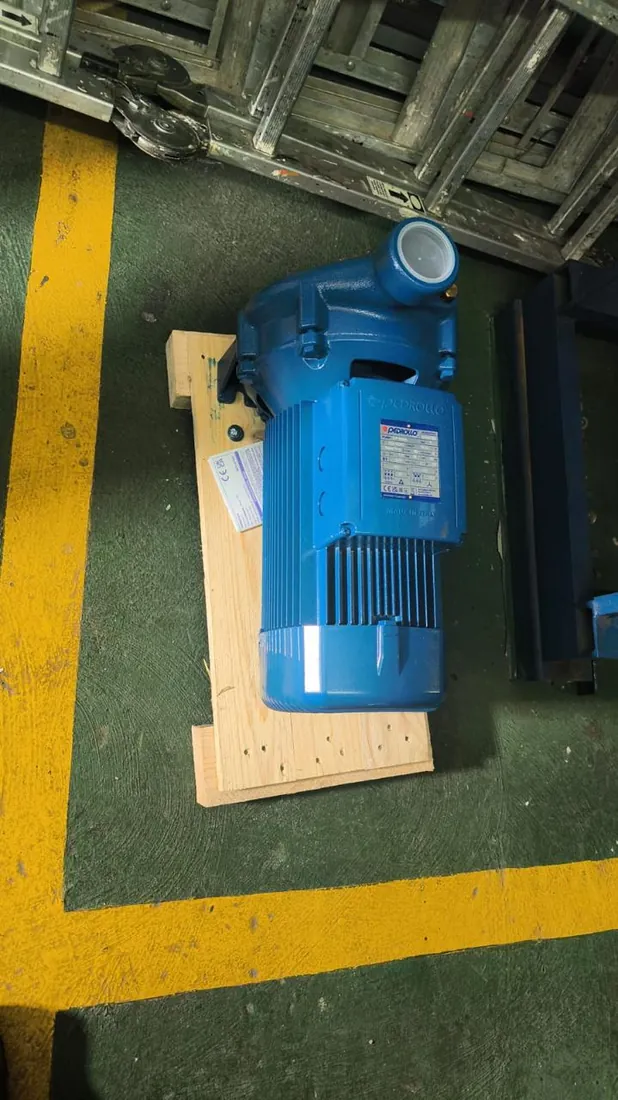 Electrobomba nueva lista para su instalación en un equipo de presión de agua potable en Bogotá