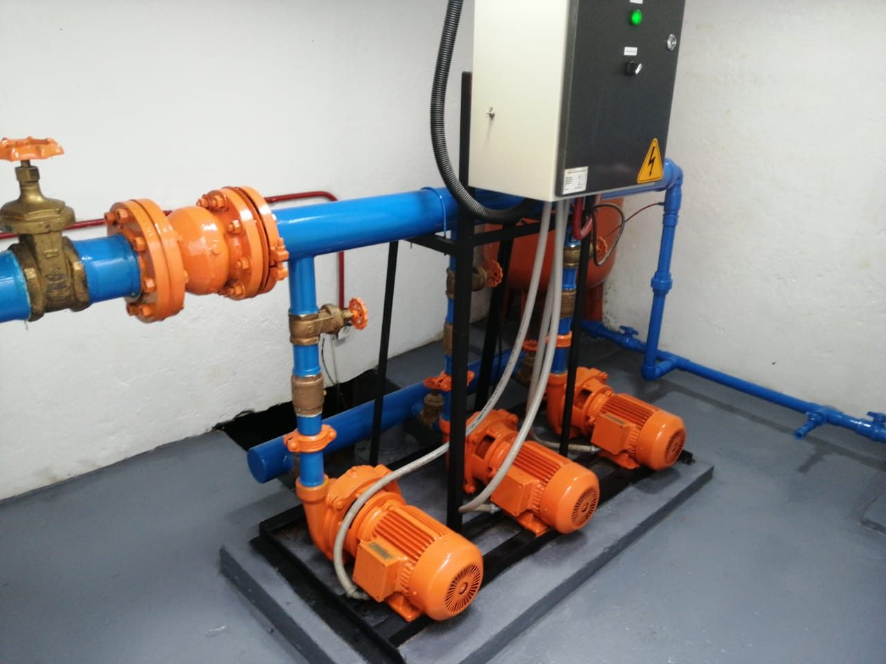 Equipo de presión de agua potable instalado por Servihidráulicos SAS en un edificio de Bogotá