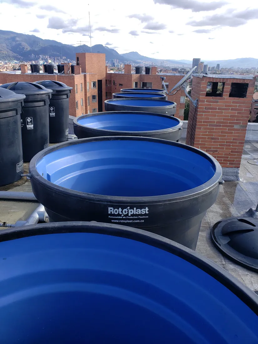 Tanques de reserva de agua potable lavados y desinfectados en la azotea de un edificio en Bogotá — Servihidráulicos SAS