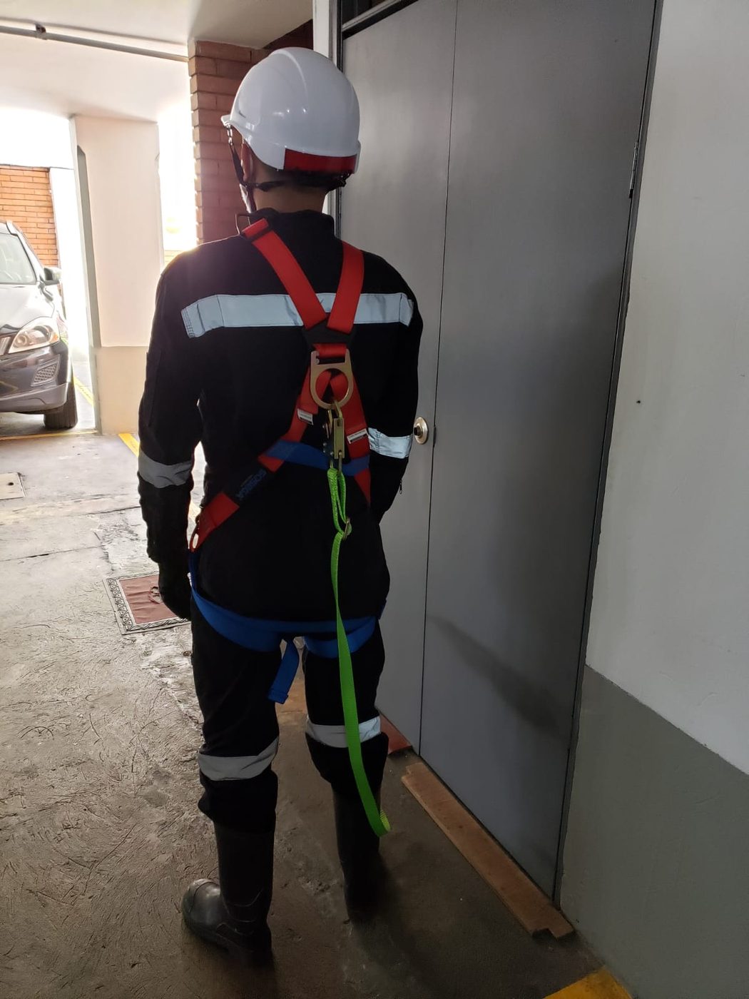 Técnico de Servihidráulicos SAS con arnés de seguridad y elementos de protección personal antes de iniciar el trabajo