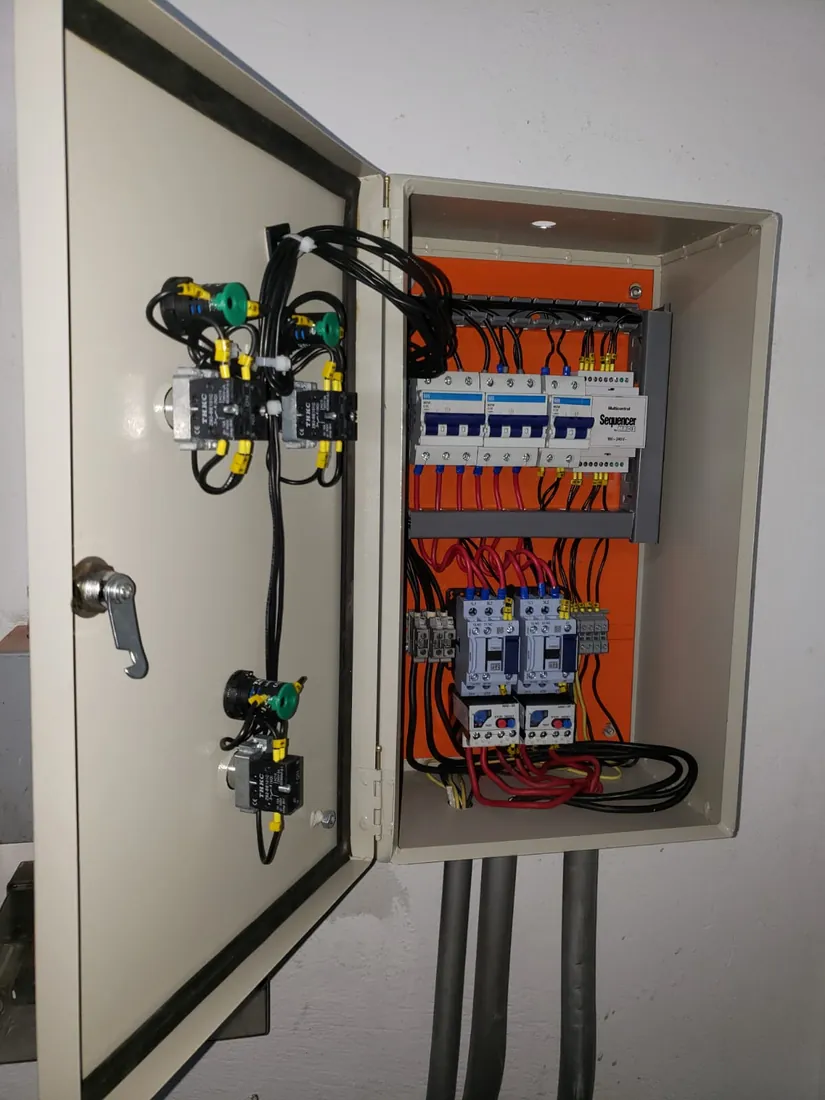 Tablero de control eléctrico de un equipo de presión de agua potable instalado por Servihidráulicos SAS en Bogotá