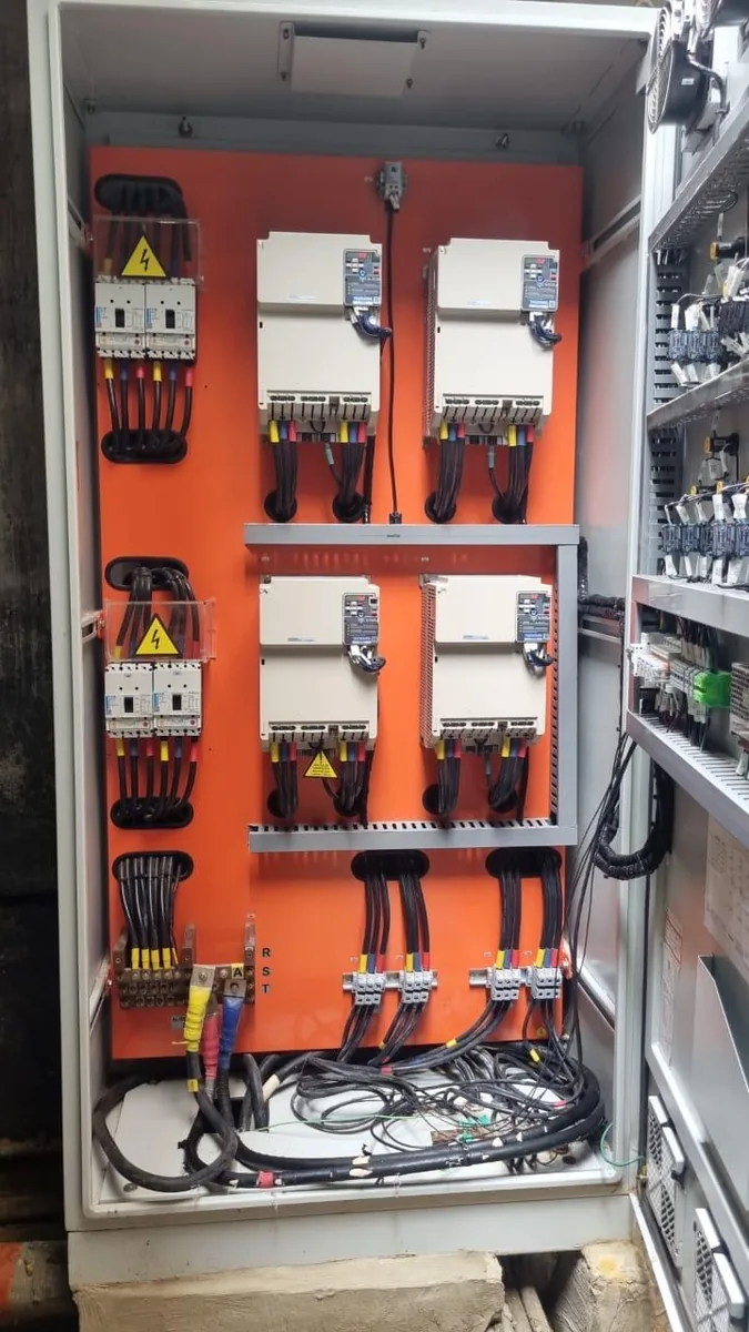 Tablero de control con variadores de velocidad para equipo de bombeo, suministrado e instalado por Servihidráulicos SAS en Bogotá