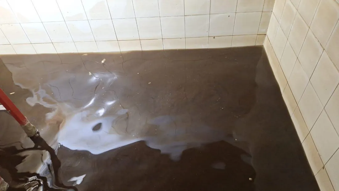 Tanque de reserva de agua potable con sedimento acumulado antes del lavado y desinfección en Bogotá