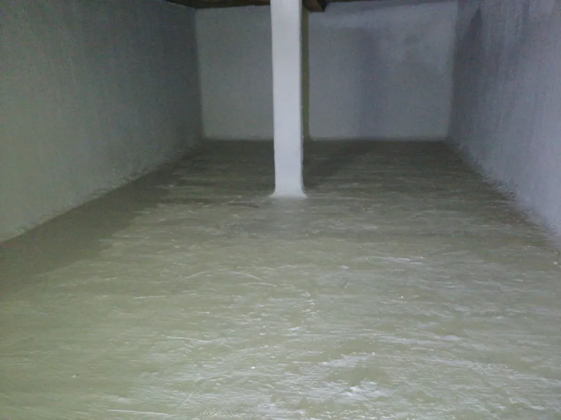 Interior de un tanque de reserva de agua potable en concreto tras el mantenimiento de Servihidráulicos SAS en Bogotá